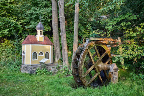 Gemeinde Hochburg-Ach Bezirk Braunau Wasserrad und Kapelle (Dirschl Johann) Österreich BR